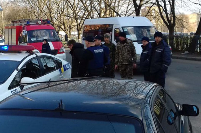 Ймовірного водія саджають у патрульну автівку. Його чекає експертиза